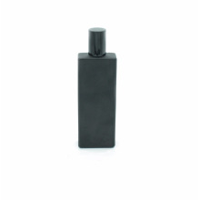 projete a tela da impressão que imprime a garrafa de perfume preta matte de vidro vazia de 50ml
